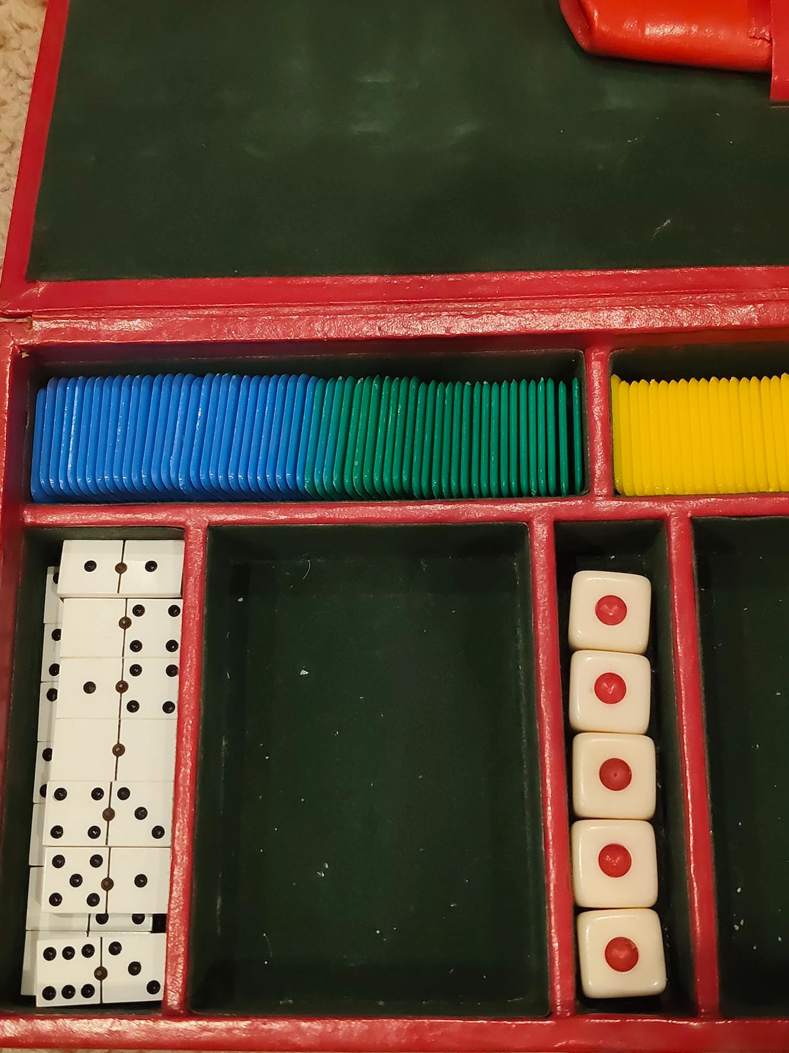 De HuntsMan-Rode lederen doos poker, domino, 2 gestandaardiseerde kaartenpakken, fiches in 4 kleuren en opvouwbare rode lederen beker – photo 3